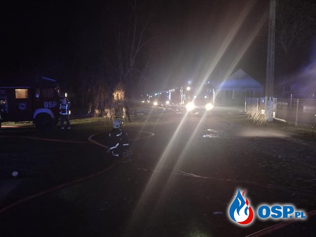 Starszy mężczyzna zginął w płonącym domu. Pożar wybuchł w środku nocy. OSP Ochotnicza Straż Pożarna