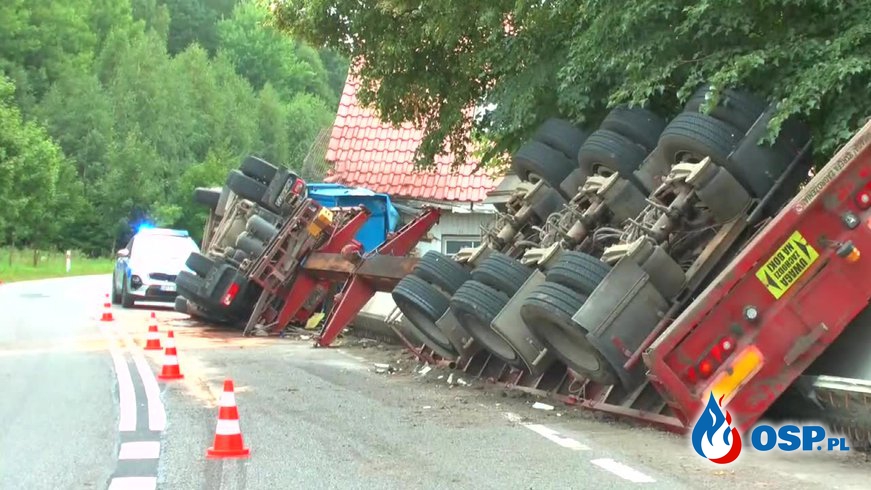 Groźny wypadek pod Szczytnem. Ciężarówka wypadła z drogi i uderzyła w budynek. OSP Ochotnicza Straż Pożarna