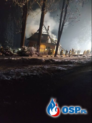 Drewniany dom stanął w ogniu. 43-latka nie udało się uratować. OSP Ochotnicza Straż Pożarna