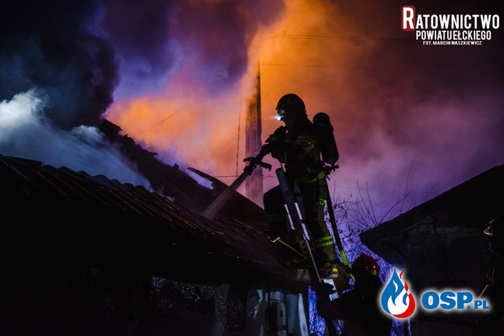 Nocny pożar domu w powiecie ełckim. Budynek niemal doszczętnie spłonął. OSP Ochotnicza Straż Pożarna