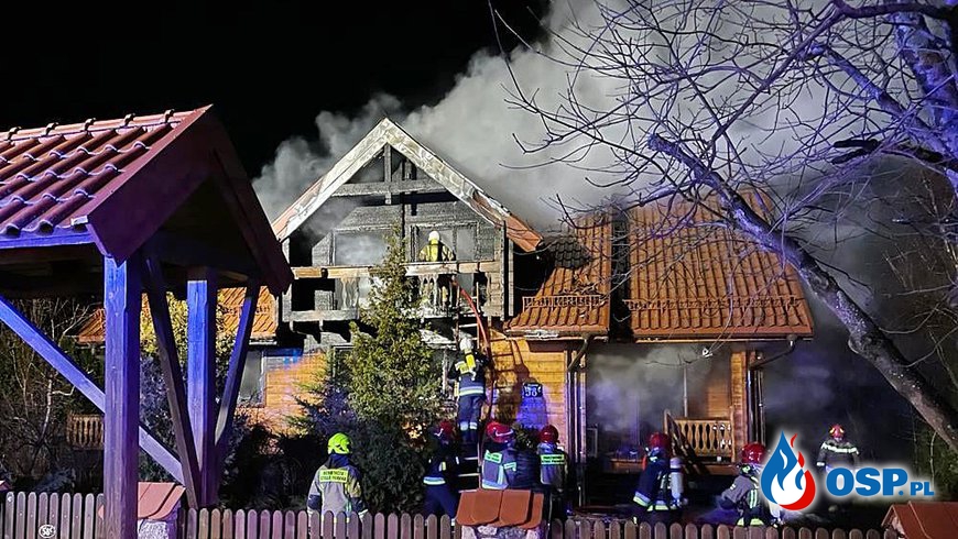 Drewniany dom stanął w ogniu. W akcji 8 zastępów strażaków. OSP Ochotnicza Straż Pożarna