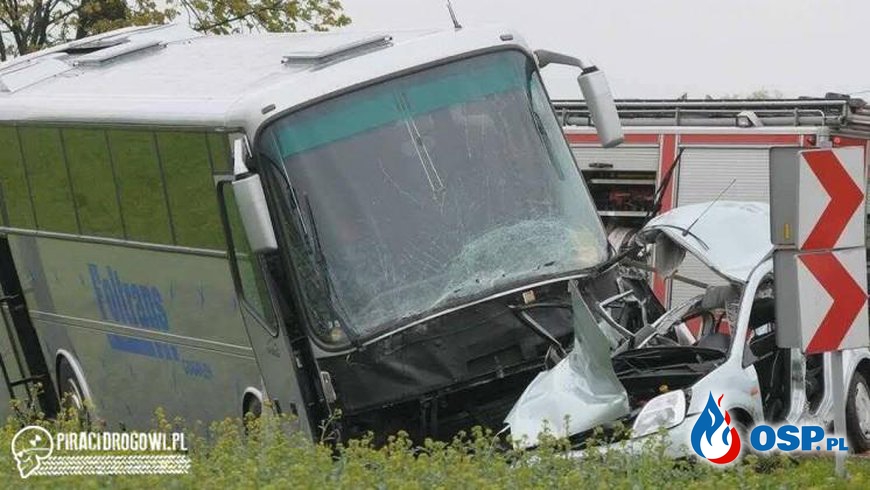 Autobus z dziećmi zderzył się czołowo z osobówką. Kierowca samochodu zginął. OSP Ochotnicza Straż Pożarna