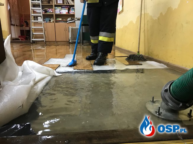 62/2021 Zalana świetlica w Godkowie Os. - wypompowanie wody OSP Ochotnicza Straż Pożarna