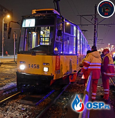 Wjechał wprost pod tramwaj. Groźny wypadek w centrum Warszawy. OSP Ochotnicza Straż Pożarna