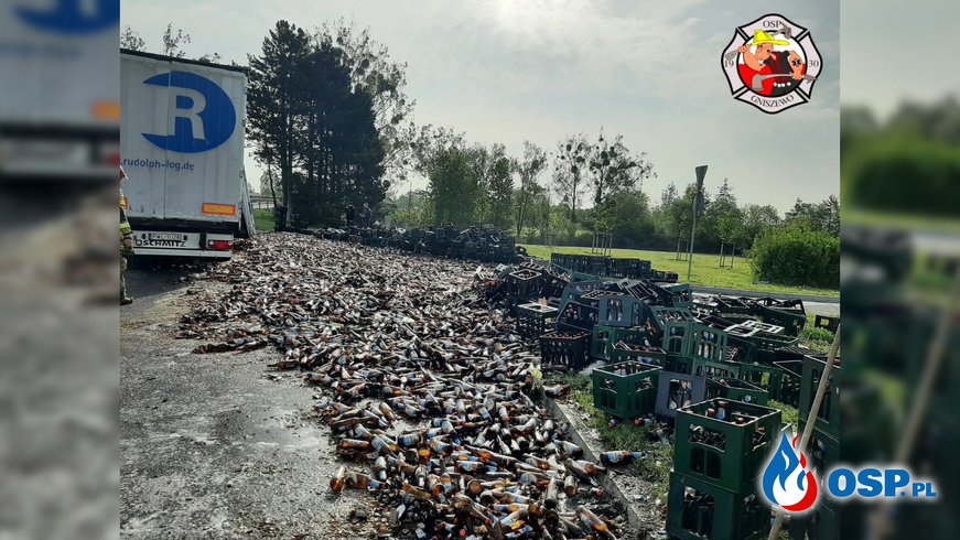 Tysiące butelek z piwem spadło z ciężarówki i rozbiło się na drodze OSP Ochotnicza Straż Pożarna