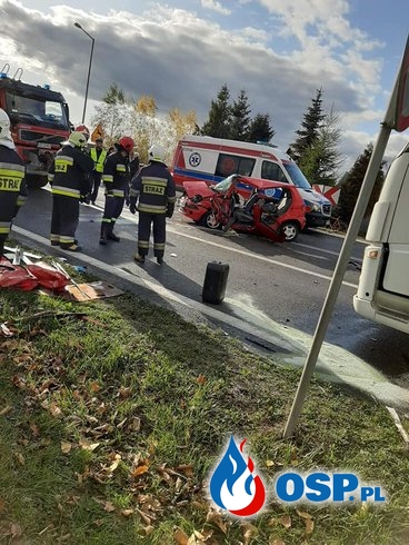 87-letni kierowca wjechał wprost pod ciężarówkę, zginął na miejscu OSP Ochotnicza Straż Pożarna