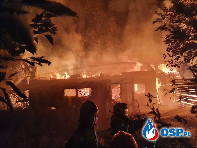 Nocny pożar w Moszczenicy. Podczas akcji wybuchła butla z gazem. OSP Ochotnicza Straż Pożarna