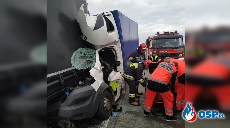 Auto dostawcze dosłownie wbiło się w naczepę ciężarówki. Tragiczny wypadek na A4. OSP Ochotnicza Straż Pożarna