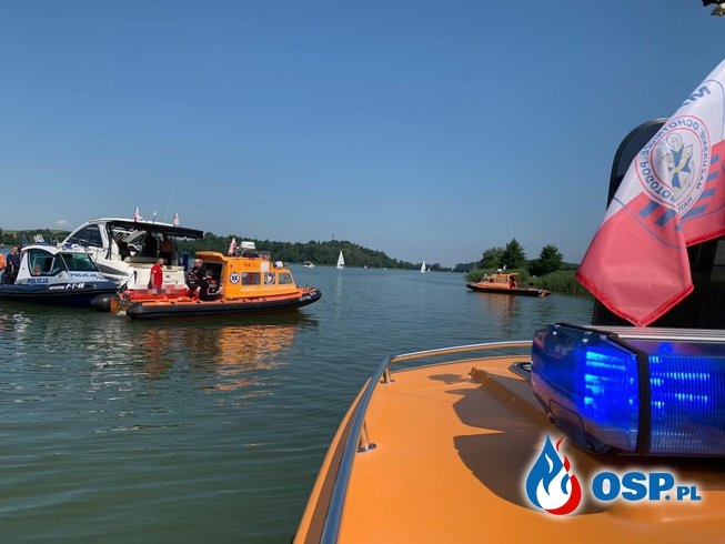 Śmigłowiec wpadł do jeziora na Mazurach. W środku były 3 osoby. OSP Ochotnicza Straż Pożarna