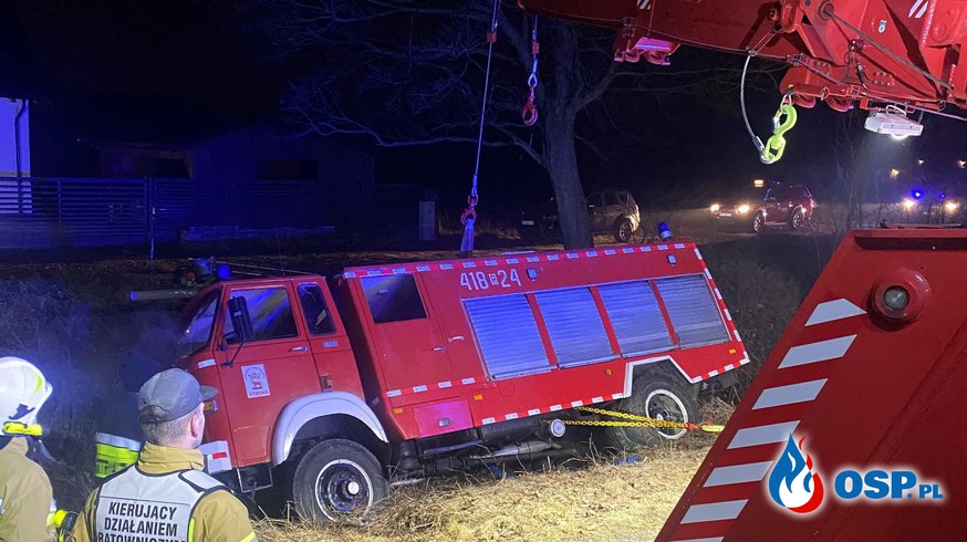 Wypadek strażaków z OSP Stobno. Wóz bojowy wpadł do rowu. OSP Ochotnicza Straż Pożarna