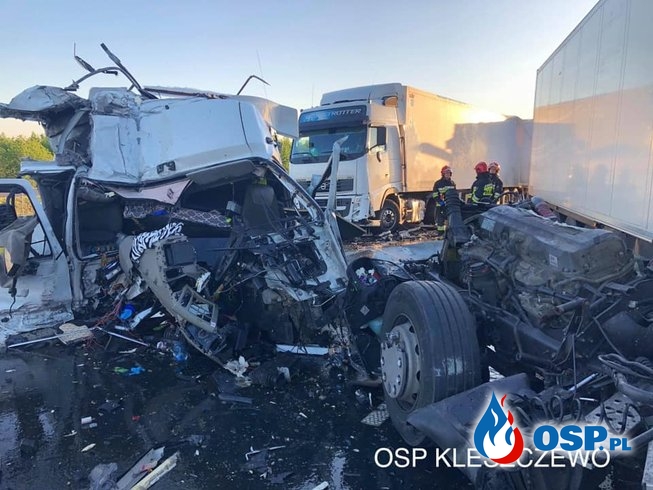 Groźne zderzenie ciężarówek na S5. Dwie osoby trafiły do szpitala. OSP Ochotnicza Straż Pożarna