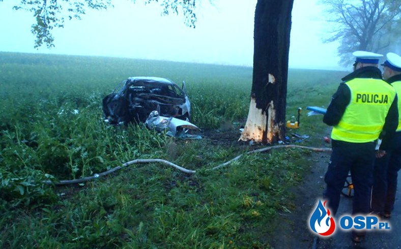21-letni strażak spłonął w samochodzie po uderzeniu w drzewo. OSP Ochotnicza Straż Pożarna