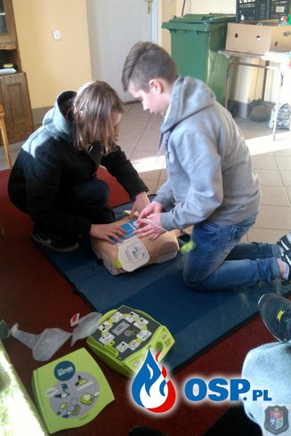 Defibrylator AED w rękach naszej młodzieży z MDP OSP Ochotnicza Straż Pożarna