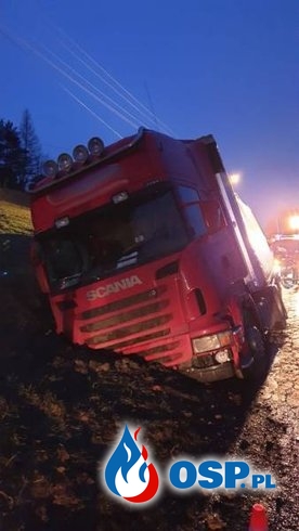 Autobus przewrócił się na jezdnię, ciężarówka w rowie. Poranne działania strażaków w Małopolsce. OSP Ochotnicza Straż Pożarna