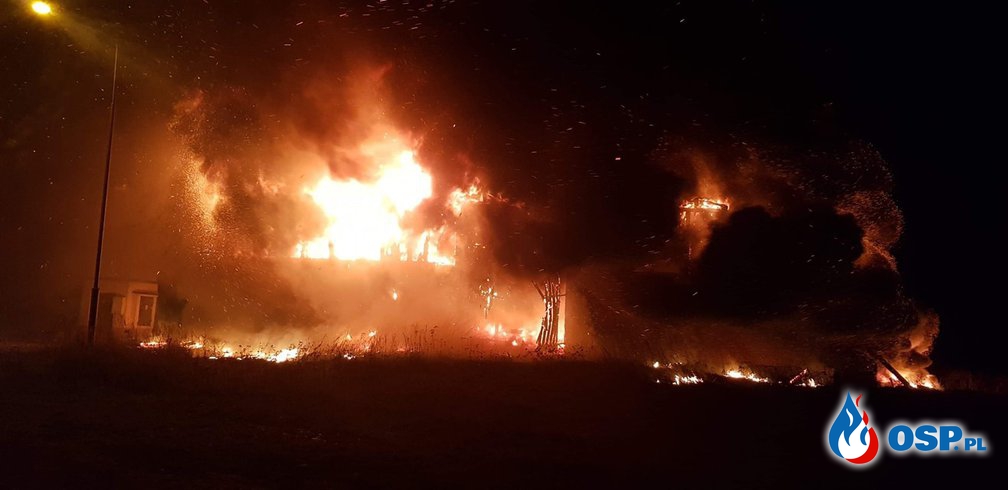 Nocny pożar stodoły w Miłkowie. W akcji gaśniczej brało udział 8 zastępów strażaków. OSP Ochotnicza Straż Pożarna