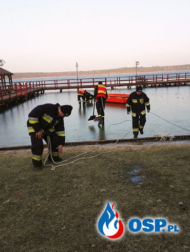 Usuwanie potłuczonego szkła - Plaża Miejska w Moryniu OSP Ochotnicza Straż Pożarna