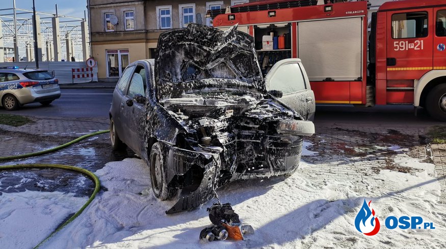 Auto zapaliło się po uderzeniu w budynek. Groźny wypadek w Szamotułach. OSP Ochotnicza Straż Pożarna