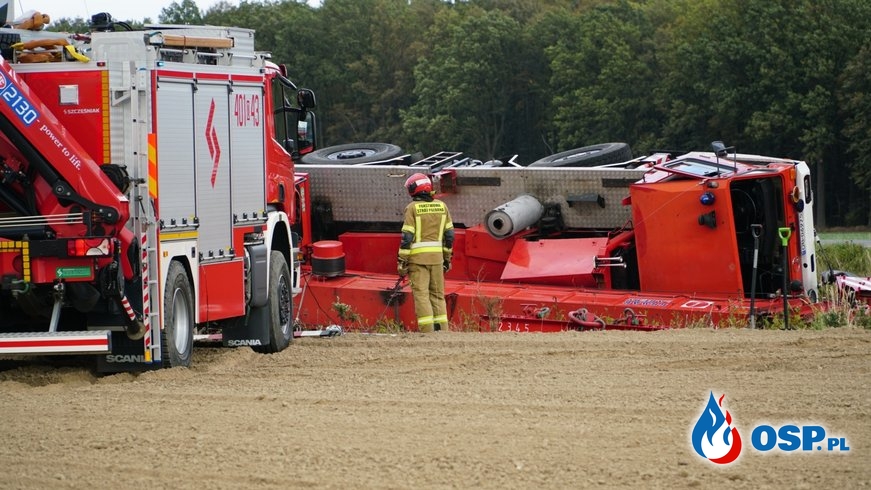 Wypadek 40-tonowego dźwigu strażackiego. Kierowca trafił do szpitala. OSP Ochotnicza Straż Pożarna