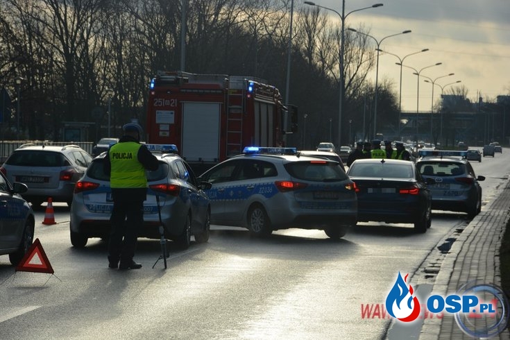 Kobieta wjechała autem w radiowóz. Dwóch policjantów w szpitalu. OSP Ochotnicza Straż Pożarna