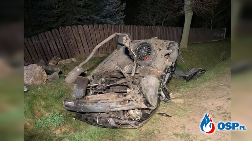 Dachowanie BMW w Ługach. Zginął 21-latek, dwie osoby są ranne. OSP Ochotnicza Straż Pożarna