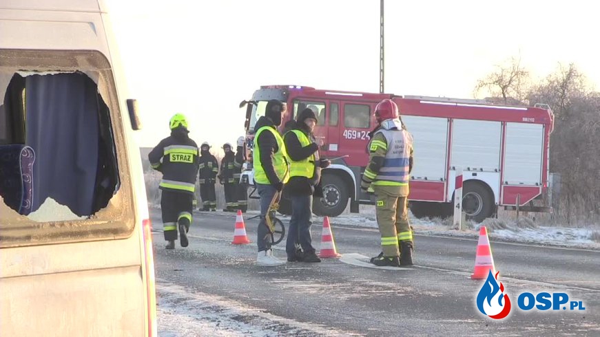 13 osób poszkodowanych w zderzeniu ciężarówki z busem. Jeden kierowca uciekł. OSP Ochotnicza Straż Pożarna