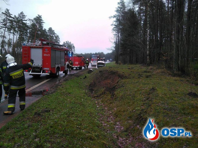 DK16 Naglady-Olsztyn, samochód osobowy wpadł do rowu. OSP Ochotnicza Straż Pożarna