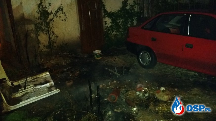 Pożar żywopłotu i śmieci w bliskiej odległości od samochodu w sąsiedztwie jednostki OSP Olbrachcice OSP Ochotnicza Straż Pożarna
