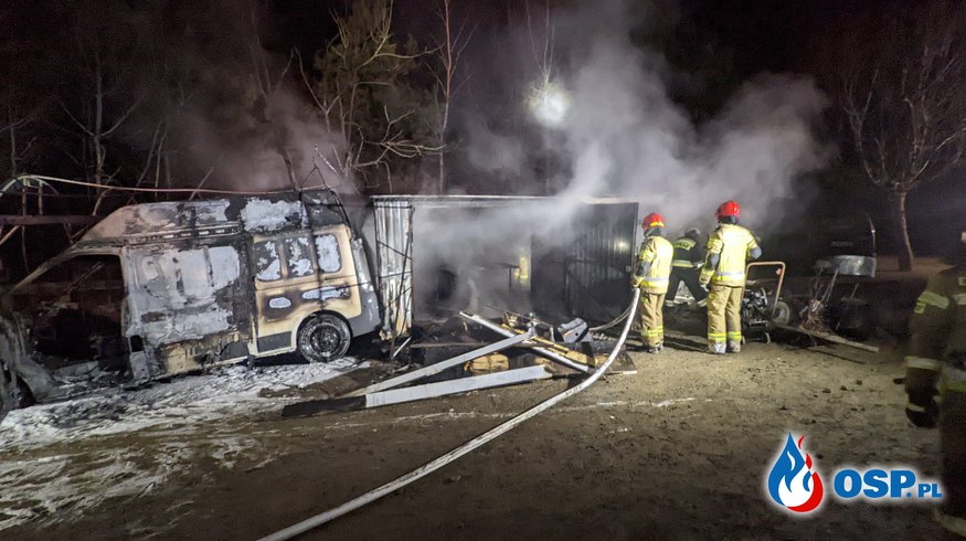 Spłonęły garaże i bus. Pożar zagrażał pobliskiemu lasowi. OSP Ochotnicza Straż Pożarna