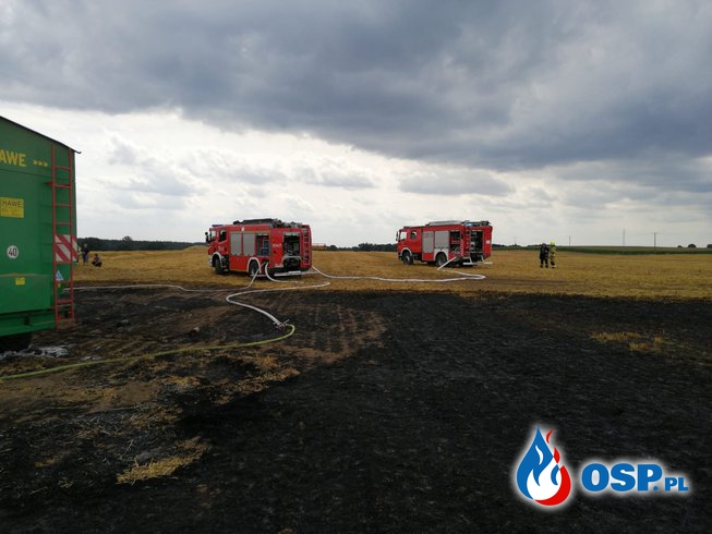 Pożar ciągnika z przyczepą w gminie Świdwin. Spłonęło też 6 hektarów ścierniska. OSP Ochotnicza Straż Pożarna