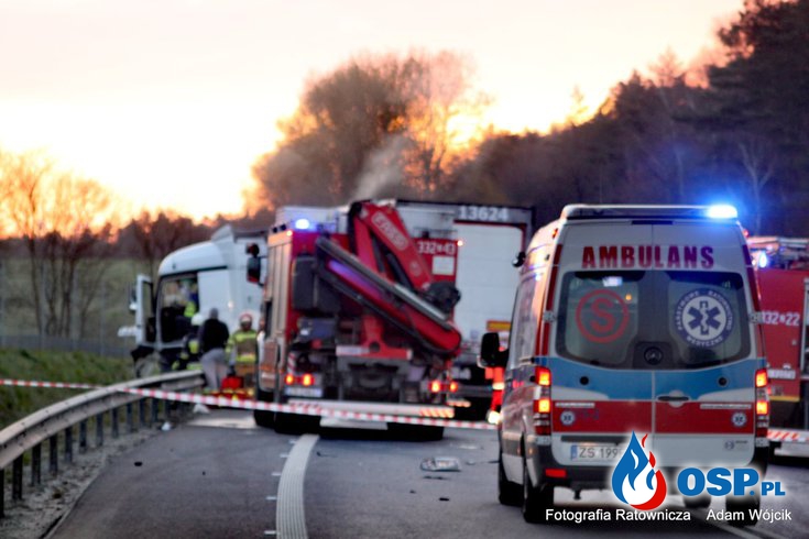 Samochód zapalił się po zderzeniu z ciężarówką na S6. Zginęła jedna osoba. OSP Ochotnicza Straż Pożarna