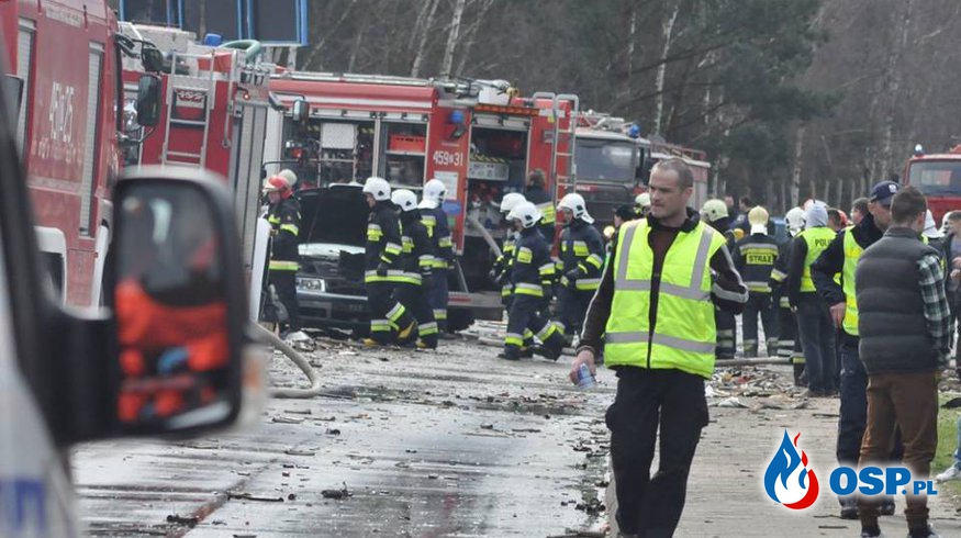 Potężna eksplozja - 8 osób rannych oraz 6 spalonych aut OSP Ochotnicza Straż Pożarna