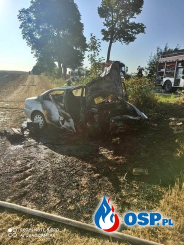 Świadkowie wynieśli nieprzytomnego kierowcę z płonącego auta OSP Ochotnicza Straż Pożarna