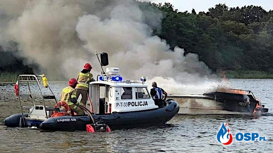 Motorówka stanęła w płomieniach na jeziorze. Trzy osoby zostały poparzone. OSP Ochotnicza Straż Pożarna