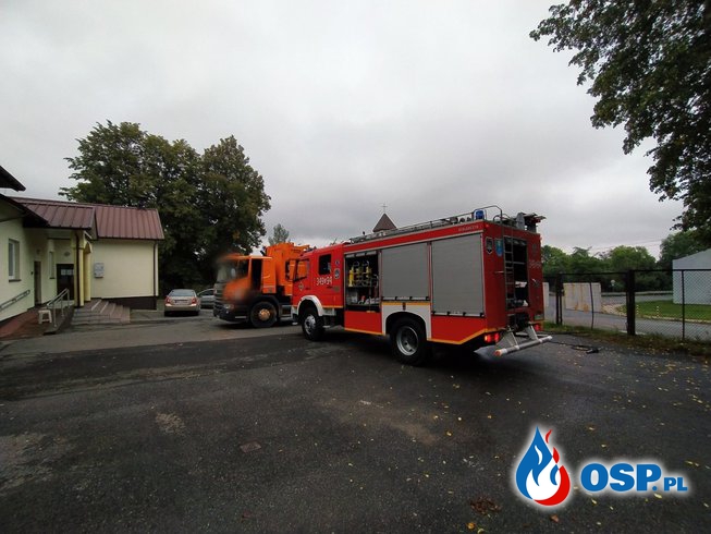 "Rzadko zdarza się, że pożar przyjeżdża do nas". Płonąca śmieciarka pod remizą OSP Parzniewice. OSP Ochotnicza Straż Pożarna