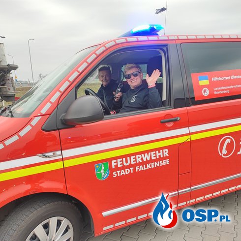 Niemiecka pomoc dla Ukrainy. W konwoju 12 ciężarówek wypełnionych sprzętem, wóz bojowy i ambulans. OSP Ochotnicza Straż Pożarna