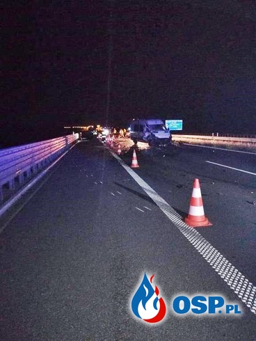 Pijany kierowca jechał autostradą pod prąd, zderzył się z busem. 6 osób rannych. OSP Ochotnicza Straż Pożarna