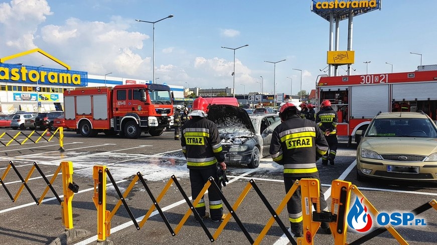 Świadkowie pomogli gasić samochód, płonący na parkingu OSP Ochotnicza Straż Pożarna