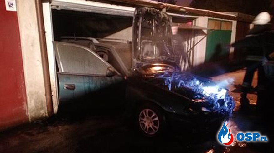 Pożar samochodu w garażu OSP Ochotnicza Straż Pożarna