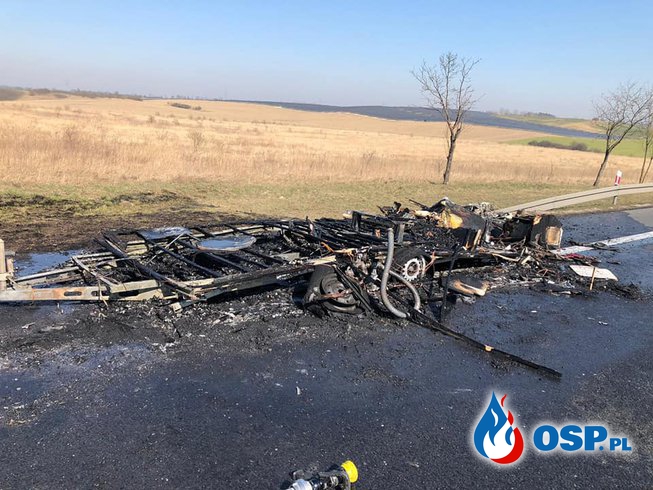 Auto ciągnące przyczepę stanęło w ogniu. Groźny pożar na krajowej "92". OSP Ochotnicza Straż Pożarna