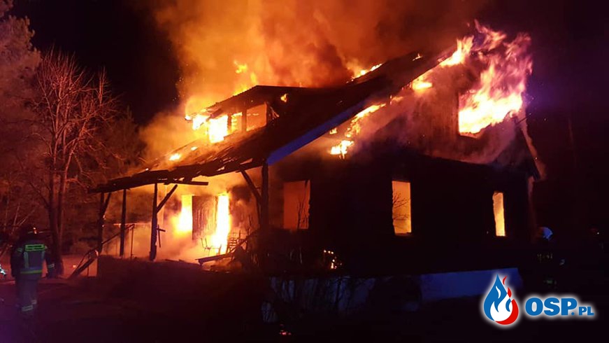 Drewniany dom i dwa auta spłonęły w Boże Narodzenie. Pożar w Gąsiorowie. OSP Ochotnicza Straż Pożarna