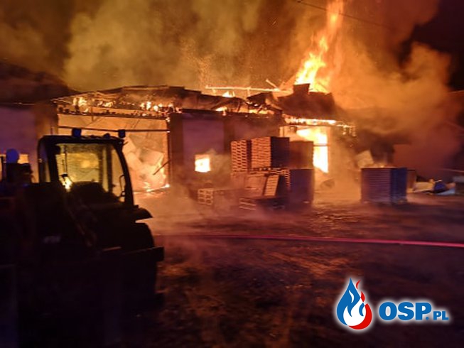 Pożar w zakładzie produkującym opał. W akcji kilkanaście zastępów strażaków. OSP Ochotnicza Straż Pożarna