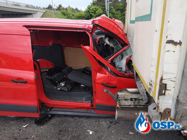 Auto dosłownie wbiło się w naczepę ciężarówki. Groźny wypadek na  A1. OSP Ochotnicza Straż Pożarna
