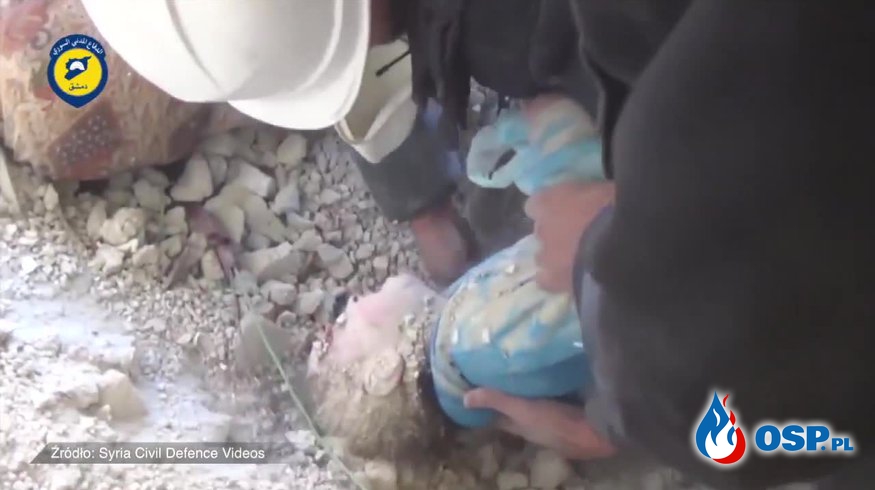 Żywa dziewczynka wydobyta spod gruzów po bombardowaniu! OSP Ochotnicza Straż Pożarna