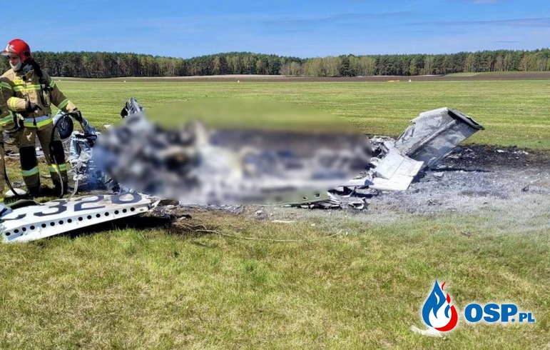 Samolot uderzył w ziemię i stanął w płomieniach. Wypadek na lotnisku w Zielonej Górze. OSP Ochotnicza Straż Pożarna