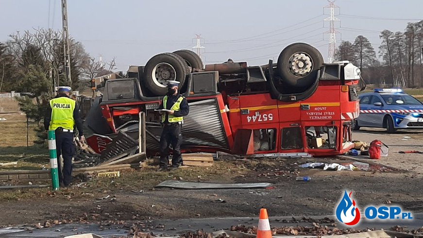 Wypadek wozu bojowego OSP. "Strażak-kierowca nie miał uprawnień". OSP Ochotnicza Straż Pożarna