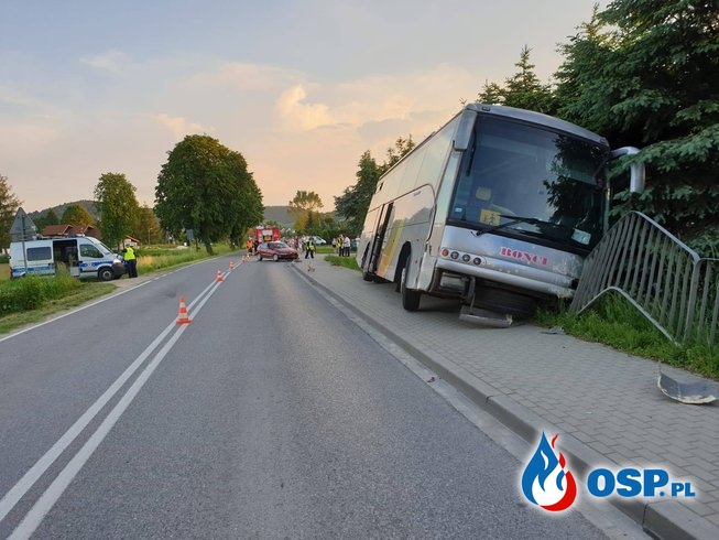 6 dzieci w szpitalu po zderzeniu autokaru z samochodem w Małopolsce OSP Ochotnicza Straż Pożarna