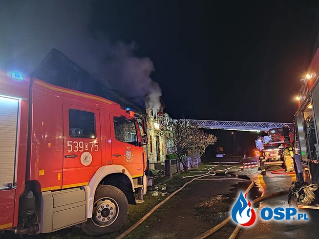Nocny pożar w Kłobuczynie. Dach budynku doszczętnie spłonął. OSP Ochotnicza Straż Pożarna