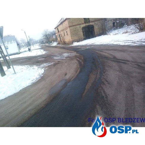 Kilkaset litrów oleju napędowego na drodze ! OSP Ochotnicza Straż Pożarna