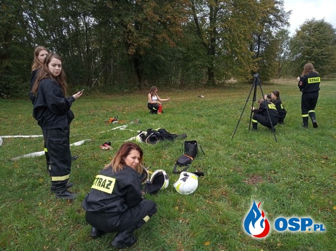 Druhny z OSP Sienno przed obiektywem. Kobieca sesja do kalendarza strażackiego. OSP Ochotnicza Straż Pożarna