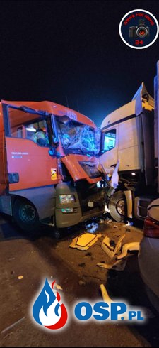 Kierowca ciężarówki uwięziony w kabinie po wypadku pod Piasecznem OSP Ochotnicza Straż Pożarna